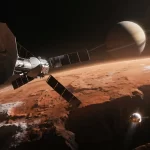 Svemirska sonda leti iznad crvenkaste površine Marsa, dok se u pozadini vidi veliki planet s prstenovima osvijetljen Sunčevom svjetlošću.