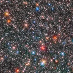 Ova fotografija Svemirskog teleskopa Hubble, poput blistave kutije s draguljima pune zvijezda, prikazuje srce naše galaksije Mliječne staze. Zasluge: NASA, ESA, Thomas Brown.