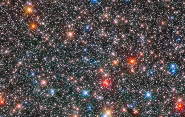Ova fotografija Svemirskog teleskopa Hubble, poput blistave kutije s draguljima pune zvijezda, prikazuje srce naše galaksije Mliječne staze. Zasluge: NASA, ESA, Thomas Brown.