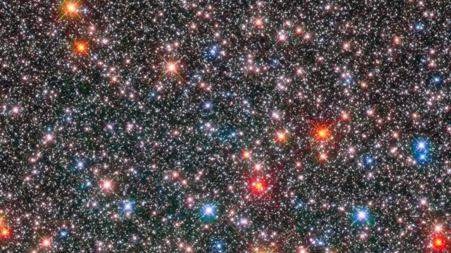 Ova fotografija Svemirskog teleskopa Hubble, poput blistave kutije s draguljima pune zvijezda, prikazuje srce naše galaksije Mliječne staze. Zasluge: NASA, ESA, Thomas Brown.