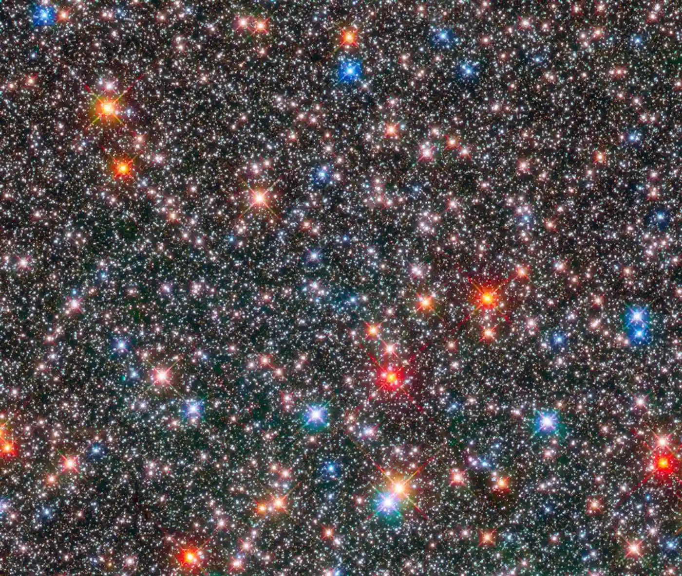 Ova fotografija Svemirskog teleskopa Hubble, poput blistave kutije s draguljima pune zvijezda, prikazuje srce naše galaksije Mliječne staze. Zasluge: NASA, ESA, Thomas Brown.