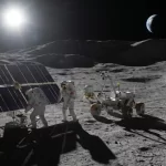 Astronauti na Mjesecu rade pokraj velikih solarnih panela, rovera, tereta i landera, dok se Zemlja vidi iznad lunarnog horizonta.