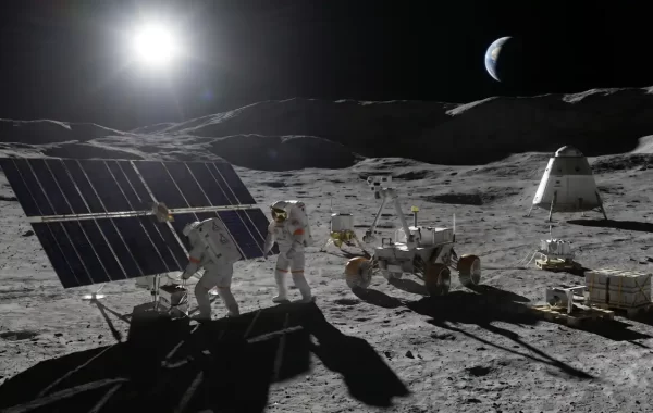 Astronauti na Mjesecu rade pokraj velikih solarnih panela, rovera, tereta i landera, dok se Zemlja vidi iznad lunarnog horizonta.