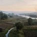 Obrađena polja, kanal za vodu i šuma uz rijeku u ranom poljoprivrednom krajoliku