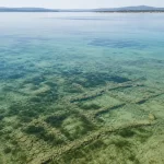 Rekonstrukcija kamenih temelja potopljenog obalnog naselja u plitkom bistrom moru