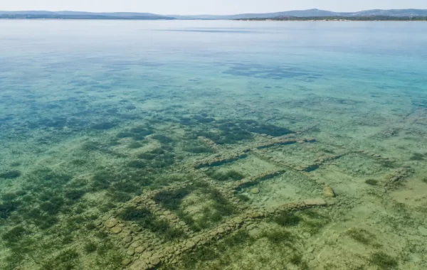 Rekonstrukcija kamenih temelja potopljenog obalnog naselja u plitkom bistrom moru