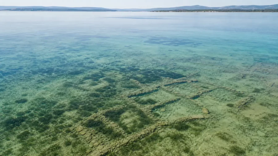 Rekonstrukcija kamenih temelja potopljenog obalnog naselja u plitkom bistrom moru