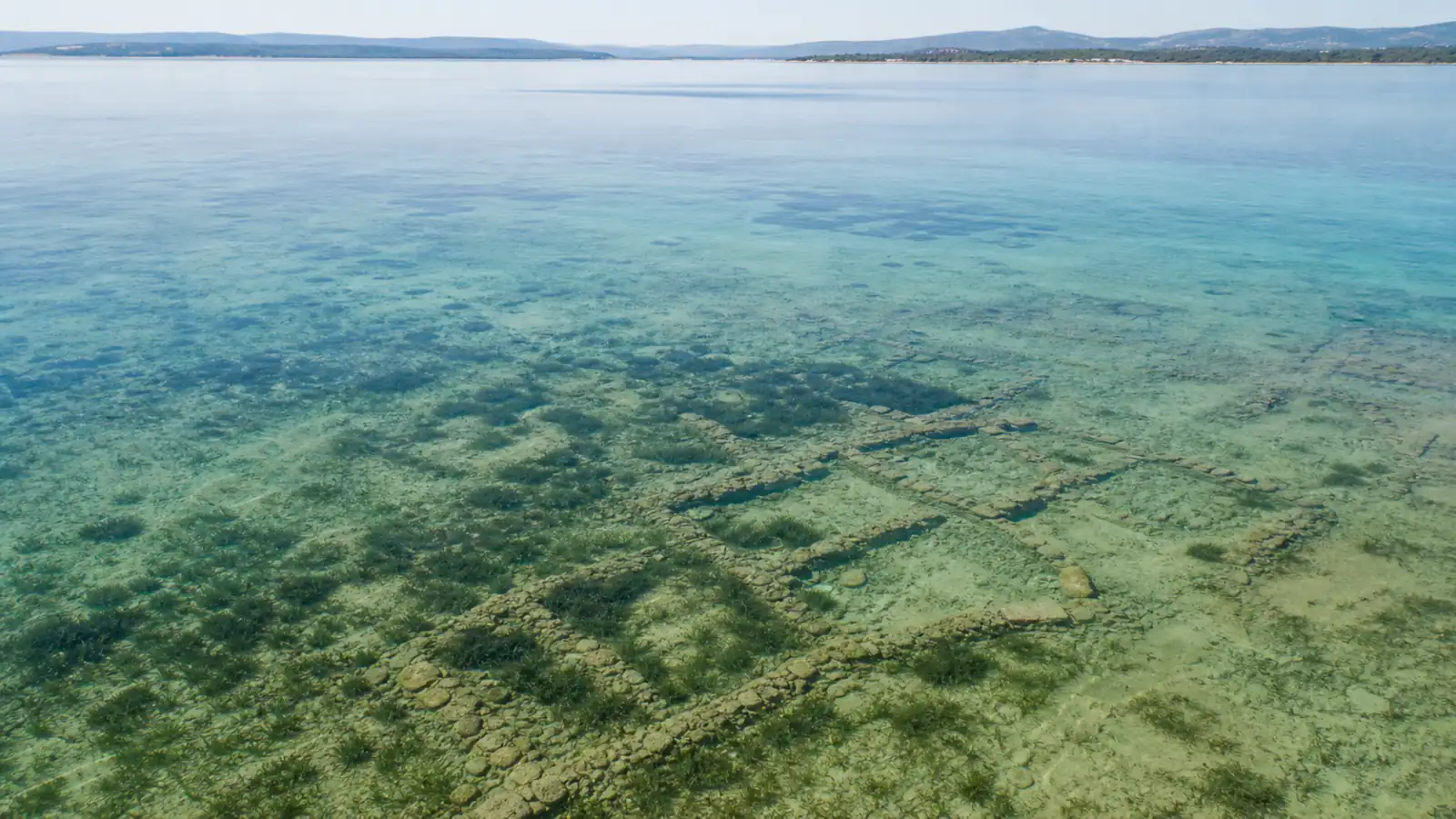 Rekonstrukcija kamenih temelja potopljenog obalnog naselja u plitkom bistrom moru