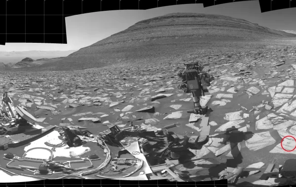 Stjenoviti Marsov krajolik na panorami navigacijskih kamera rovera Curiosity