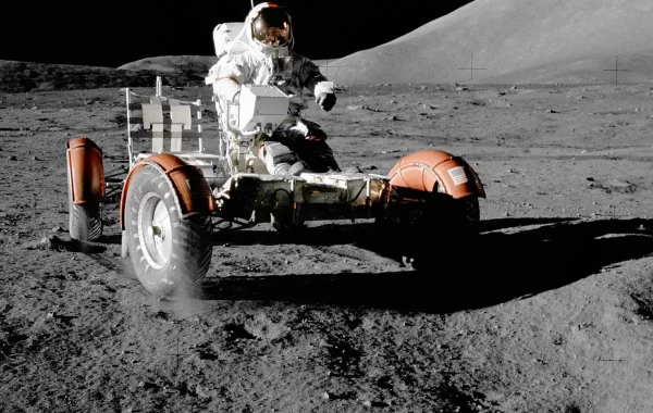 Eugene Cernan ispituje lunarno vozilo tijekom misije Apollo 17, 1972