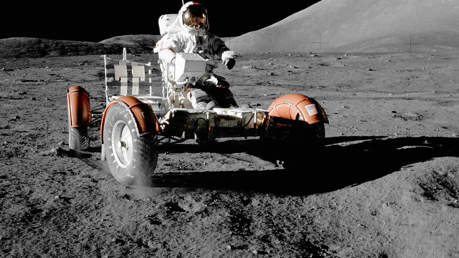 Eugene Cernan ispituje lunarno vozilo tijekom misije Apollo 17, 1972