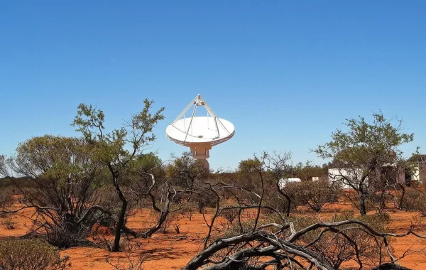 Prva antena radioteleskopa ASKAP tijekom sastavljanja u Zapadnoj Australiji