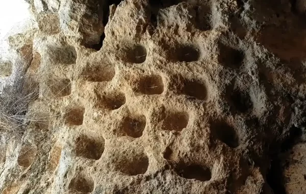 Niše kolumbarija usječene u stijenu u Khirbet Qani