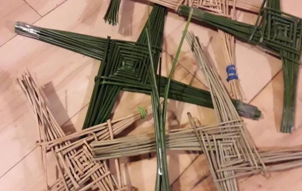 Stari i novi pleteni križevi svete Brigite na drvenoj podlozi