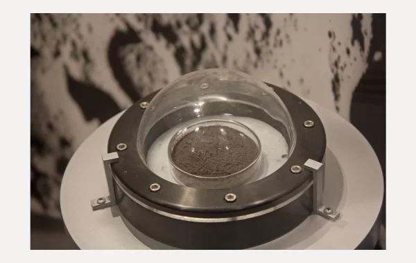 Uzorak Mjesečeva regolita 70050 iz misije Apollo 17, izložen u Nacionalnom prirodoslovnom muzeju u Washingtonu