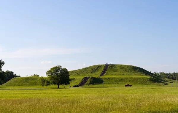 Monks Mound na nalazištu Cahokia, snimljen 2024