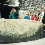 Ulazni kamen i prolaz grobnice Newgrange u Irskoj