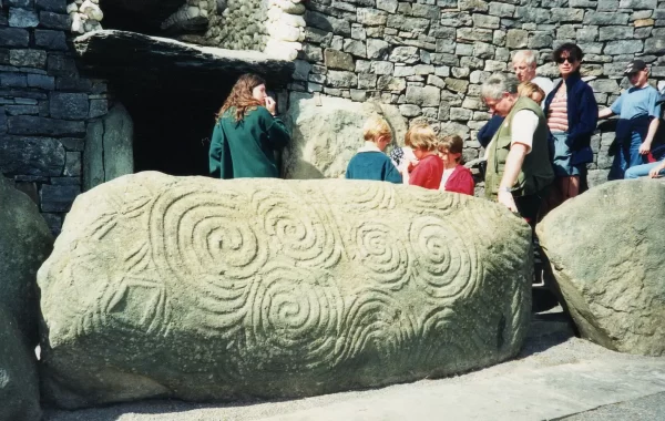 Ulazni kamen i prolaz grobnice Newgrange u Irskoj