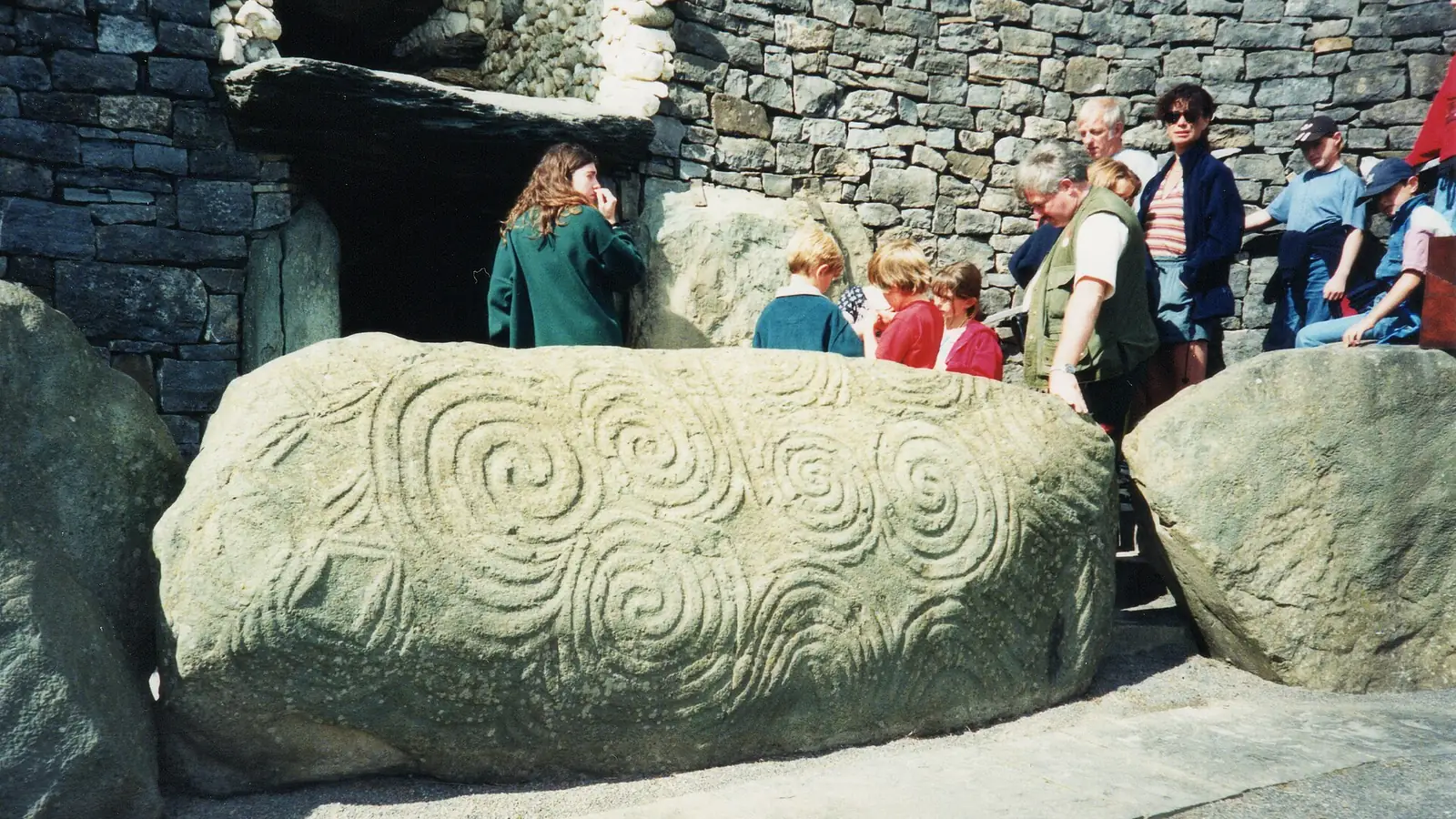 Ulazni kamen i prolaz grobnice Newgrange u Irskoj