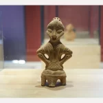 Neolitička figurica poznata kao Božica na prijestolju, izložena u Prištini
