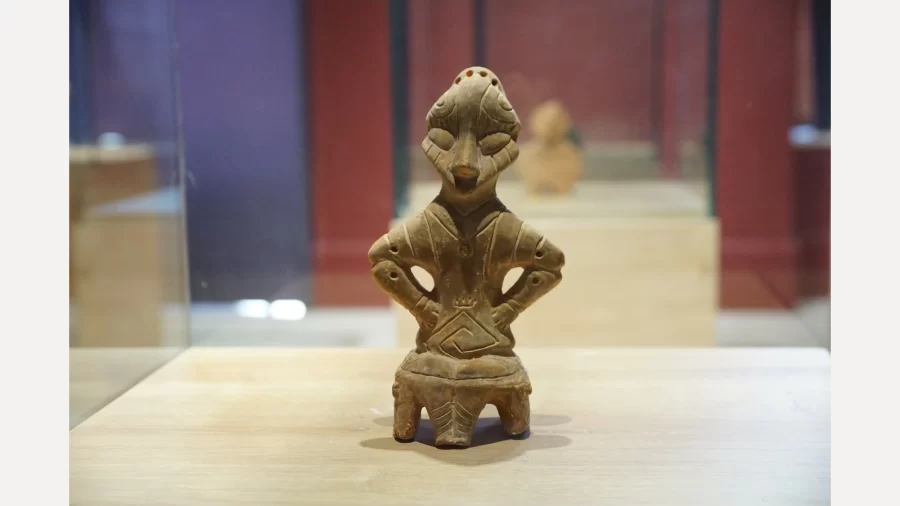 Neolitička figurica poznata kao Božica na prijestolju, izložena u Prištini