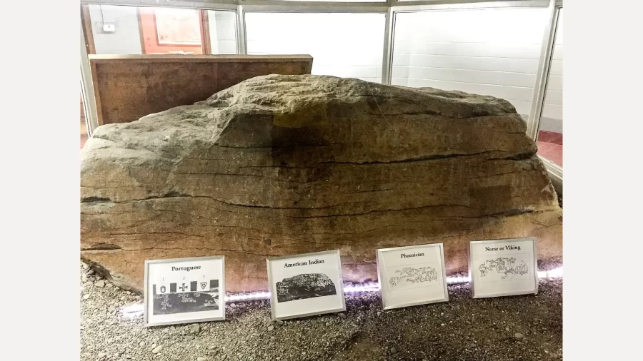 Dighton Rock u muzejskoj zaštitnoj zgradi
