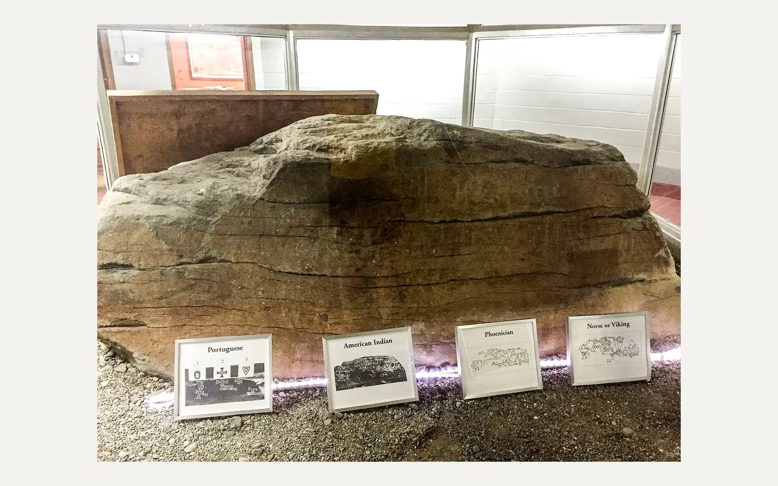 Dighton Rock u muzejskoj zaštitnoj zgradi