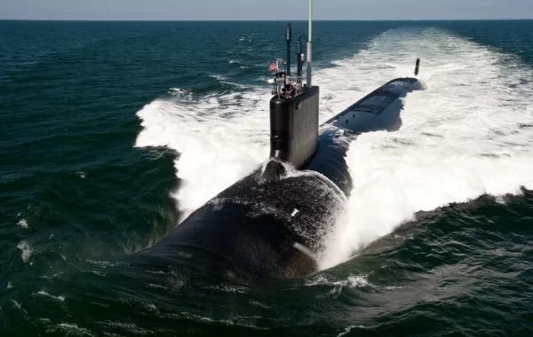 Nuklearna podmornica USS California plovi površinom mora tijekom ispitivanja