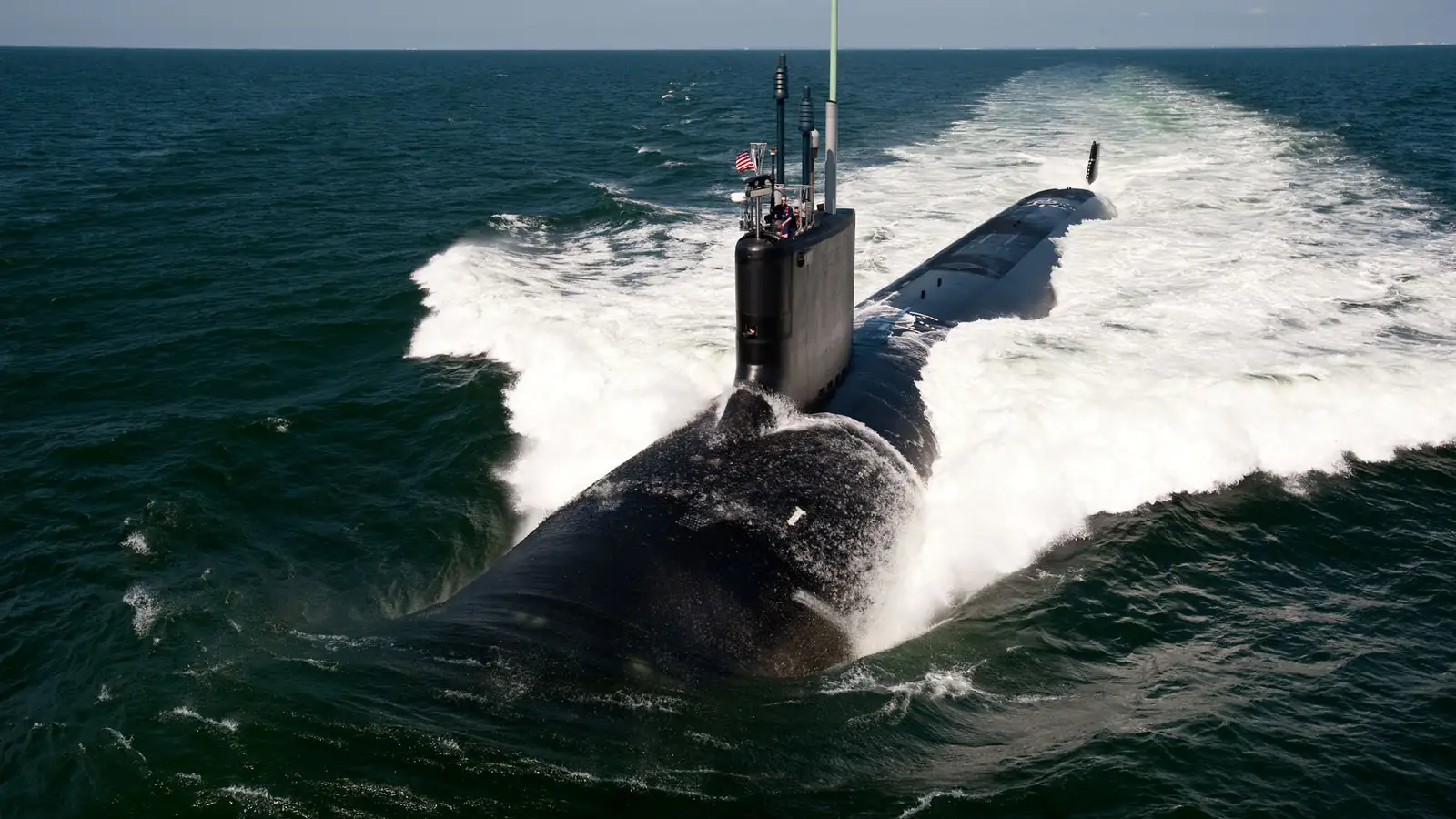 Nuklearna podmornica USS California plovi površinom mora tijekom ispitivanja