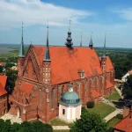 Katedrala u Fromborku s crvenim krovovima, snimljena iz zraka