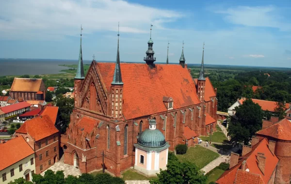 Katedrala u Fromborku s crvenim krovovima, snimljena iz zraka