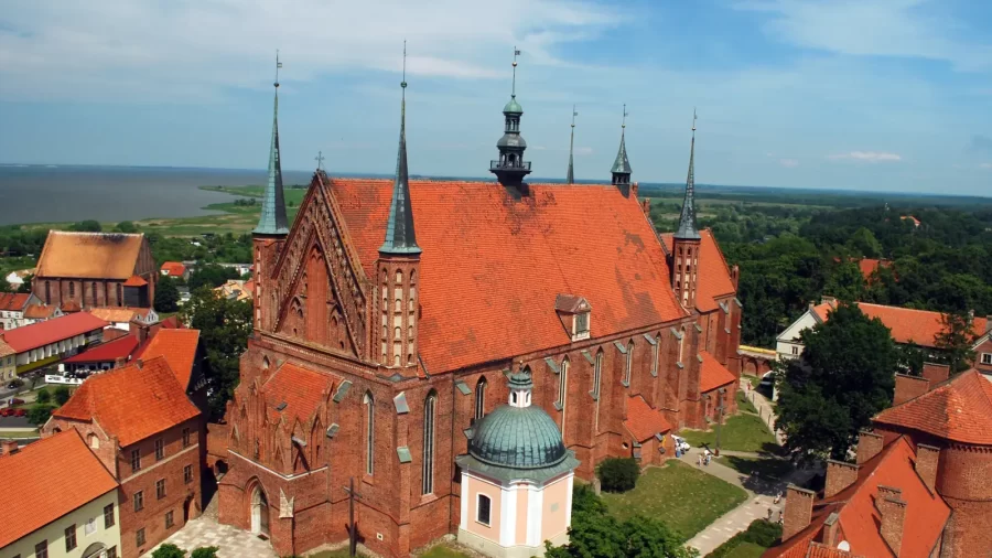 Katedrala u Fromborku s crvenim krovovima, snimljena iz zraka