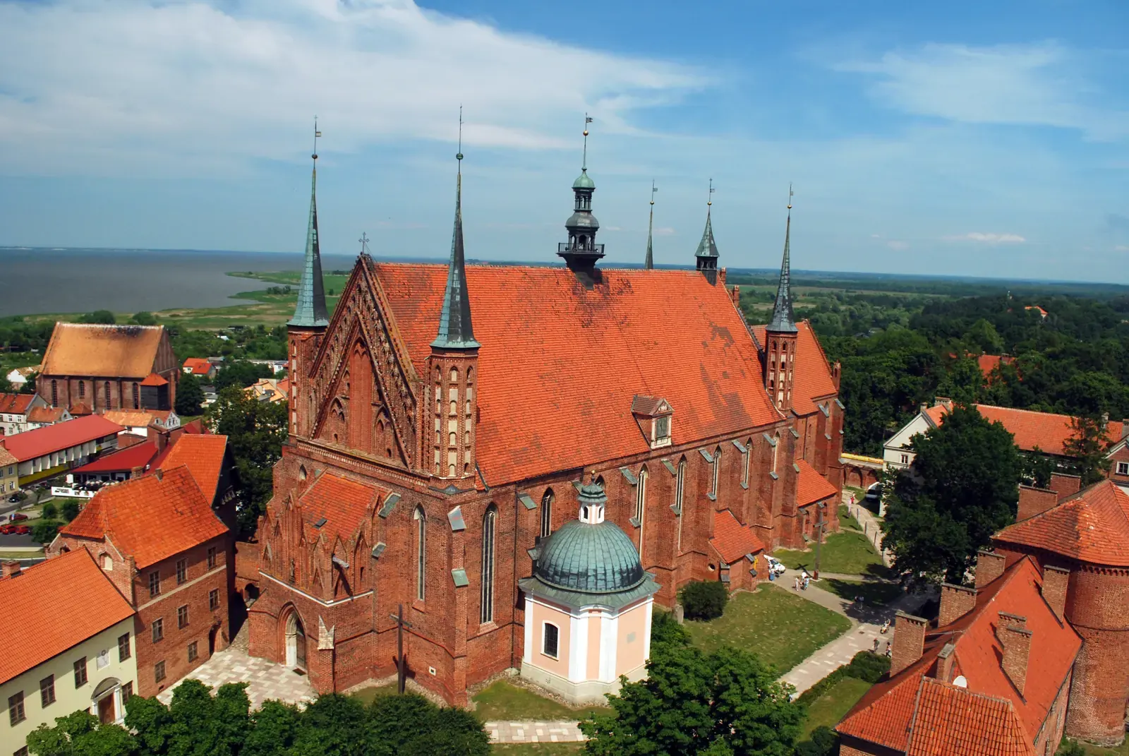 Katedrala u Fromborku s crvenim krovovima, snimljena iz zraka