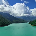 Rijeka Enguri u planinskoj regiji Samegrelo–Zemo Svaneti u Gruziji