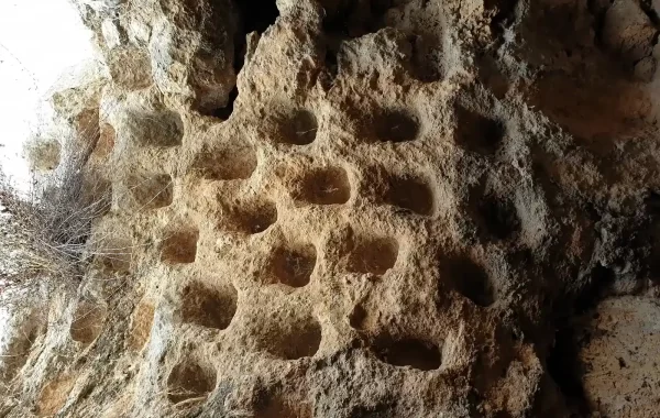 Niše kolumbarija usječene u stijenu u Khirbet Qani