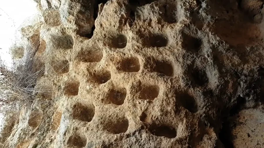 Niše kolumbarija usječene u stijenu u Khirbet Qani
