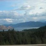 Pogled na jezero Okanagan i brdovitu obalu kod Trepaniera