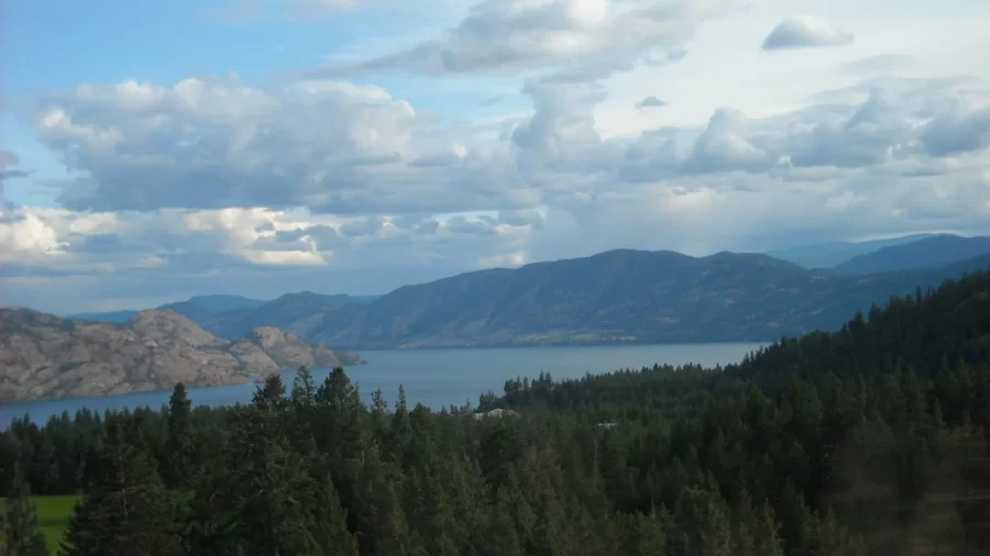 Pogled na jezero Okanagan i brdovitu obalu kod Trepaniera