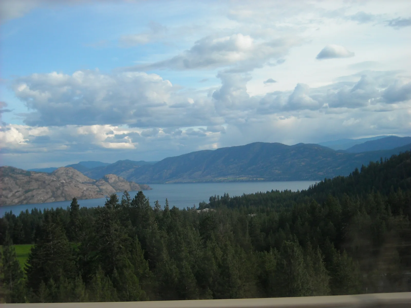 Pogled na jezero Okanagan i brdovitu obalu kod Trepaniera