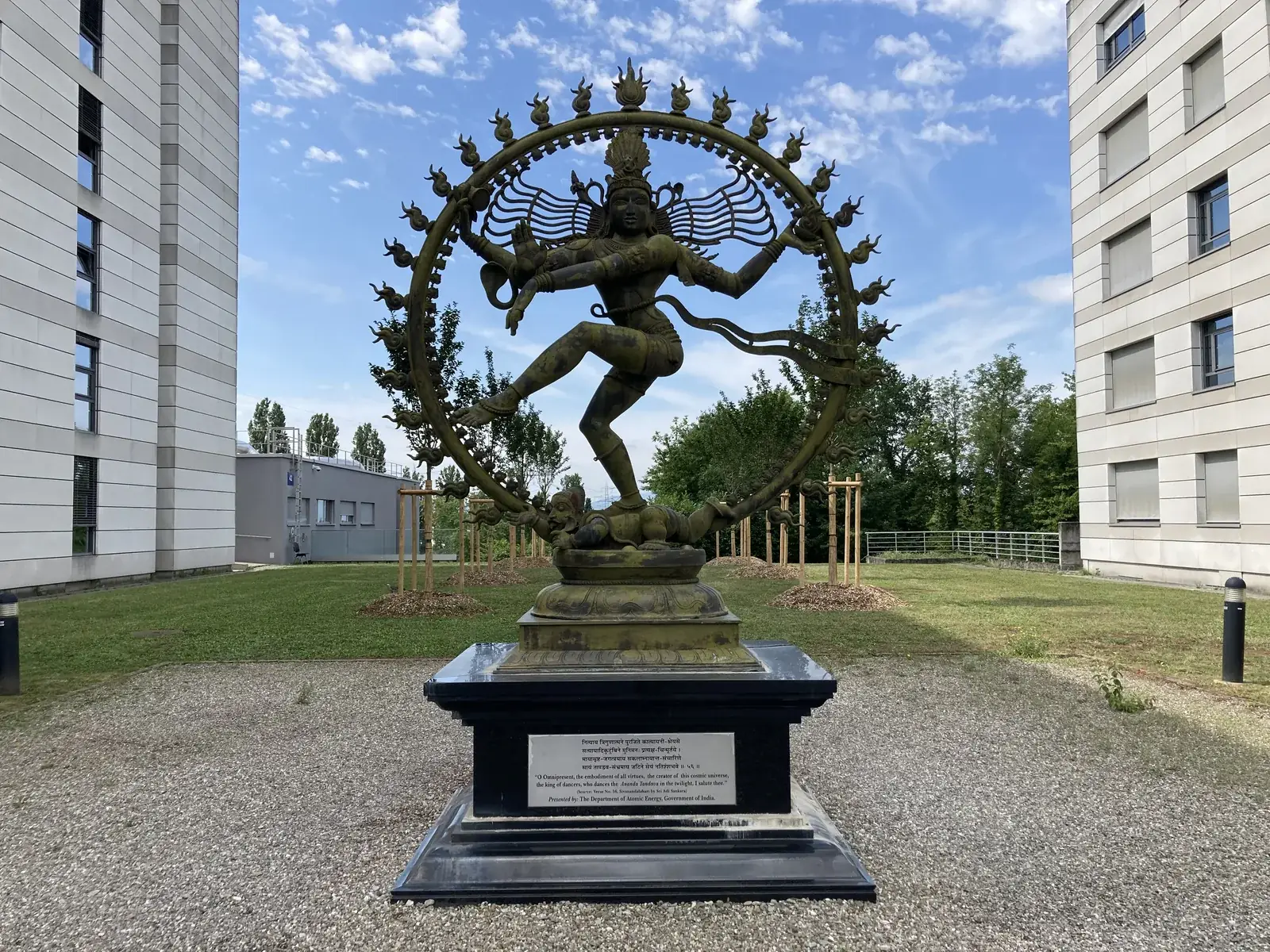 Kip Šive Nataraje u prstenu plamena između zgrada CERN-a